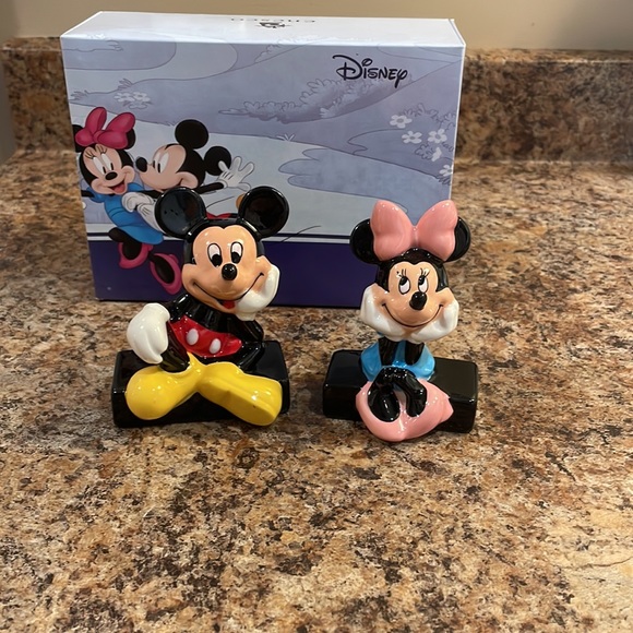 Disney Accessories - 🔴SOLD🔴 Disney Mickey and Minnie Salt and Pepper Shakers set